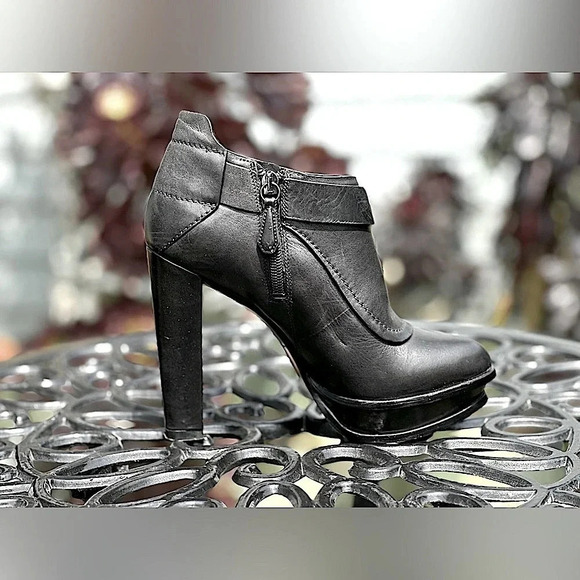 Stella Luna — Italian Leather Platform Pumps - Picture 4 of 10